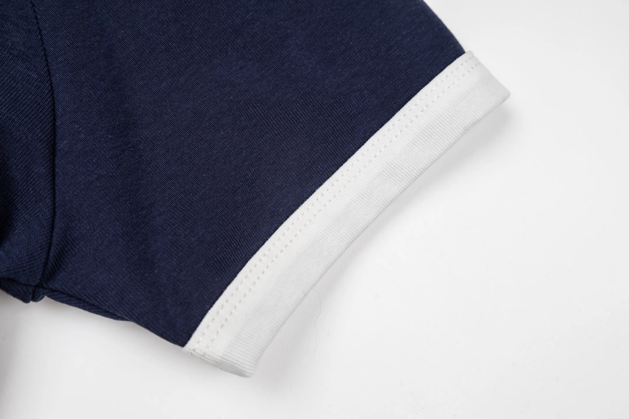 Song Yuqi Same Style Clover Retro Polo Short Sleeve | A must-have for sweet and cool girls! ! The best version: waist-cutting + slightly short design, perfectly outlines the waistline, even a small person can wear it with a three-quarter proportion, and become a energetic girl in an instant. The color matching is super eye-catching: the white with red Navy Blue contrasting color model is lively and age-reducing; the Navy Blue with white color model is calm and white, and can be matched with the In Stock style for couples and girlfriends. Quality benchmarking counters support inspection, and the price is beautiful ~ Buy early and look beautiful early, rely on it to create a flattering look this summer! Style number: A 188# Color: White Navy Blue Size: S-XL
